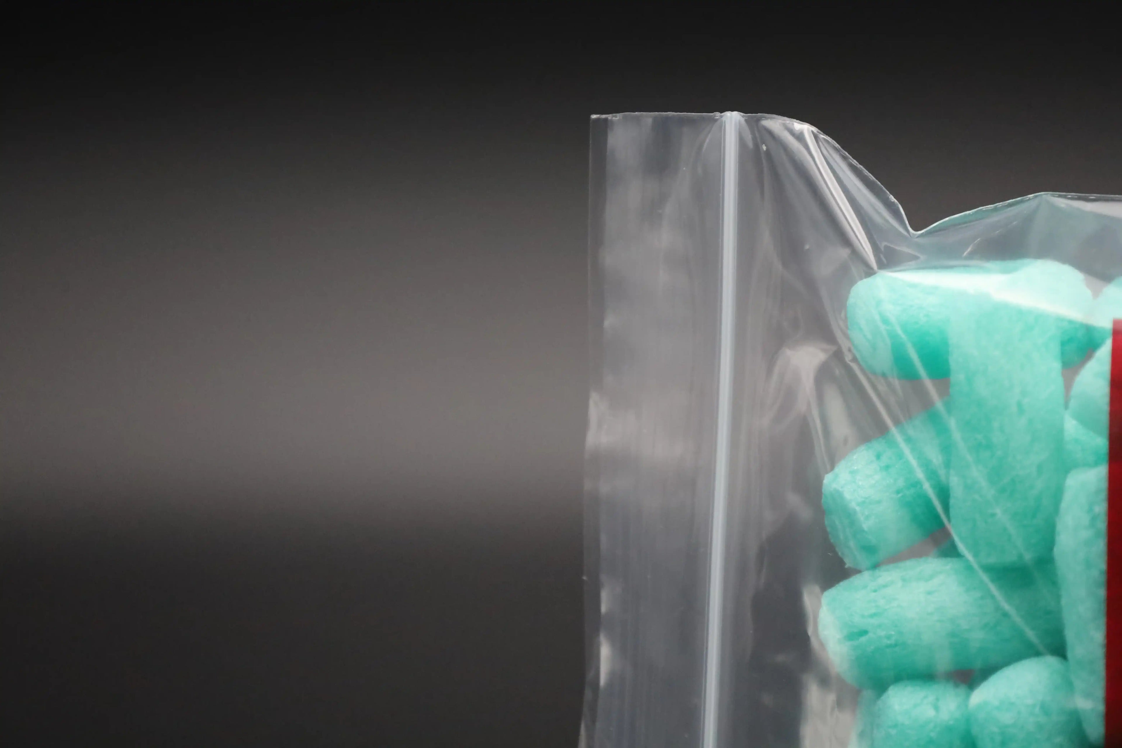 Nahaufnahme eines transparenten Druckverschlussbeutels mit Füllmaterial