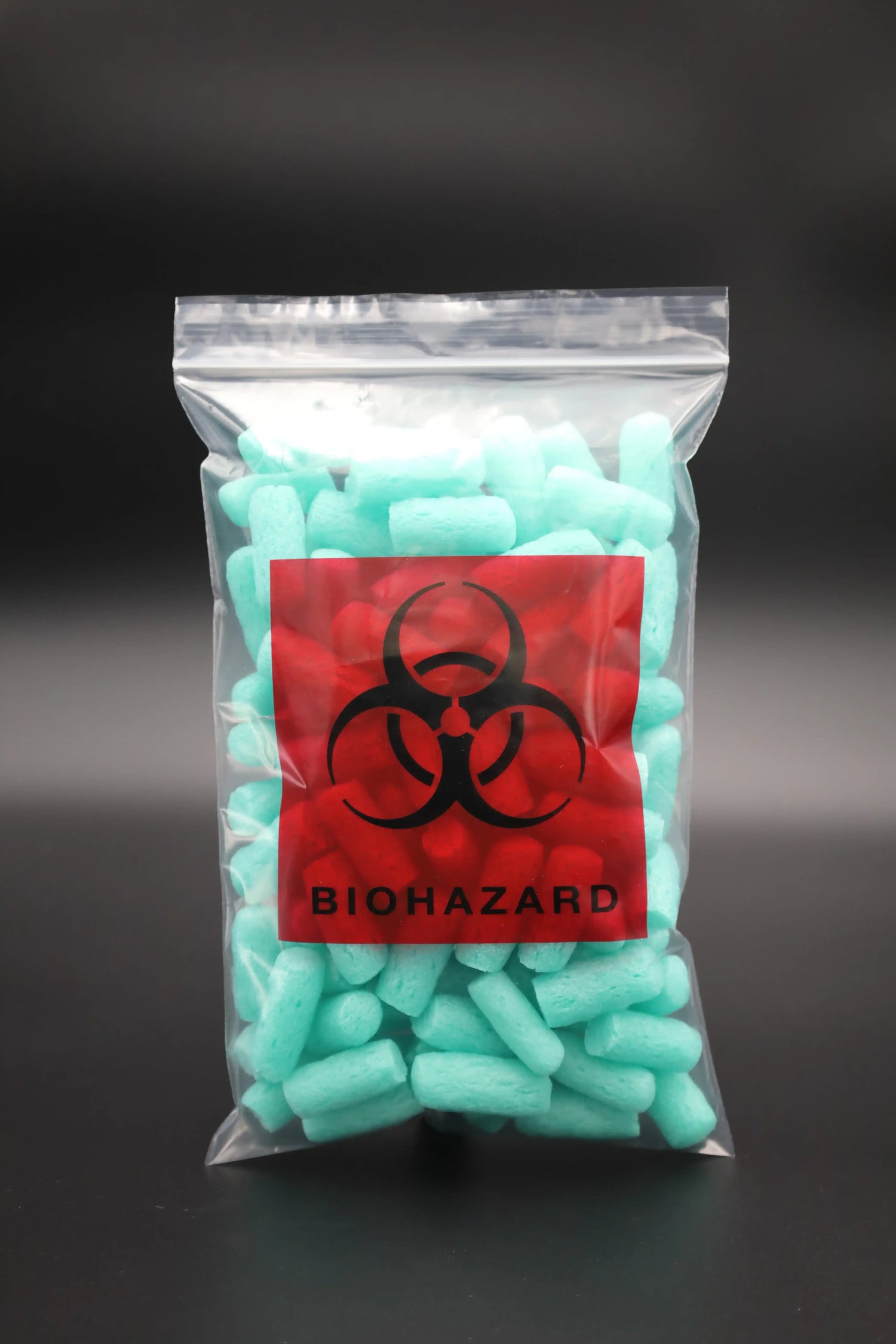 Biohazard Druckverschlussbeutel transparent mit rotem Warnsymbol – wieder verschließbarer Beutel gefüllt mit türkisfarbenem Füllmaterial, ideal für medizinische Proben, Laborbedarf oder sichere Entsorgung.