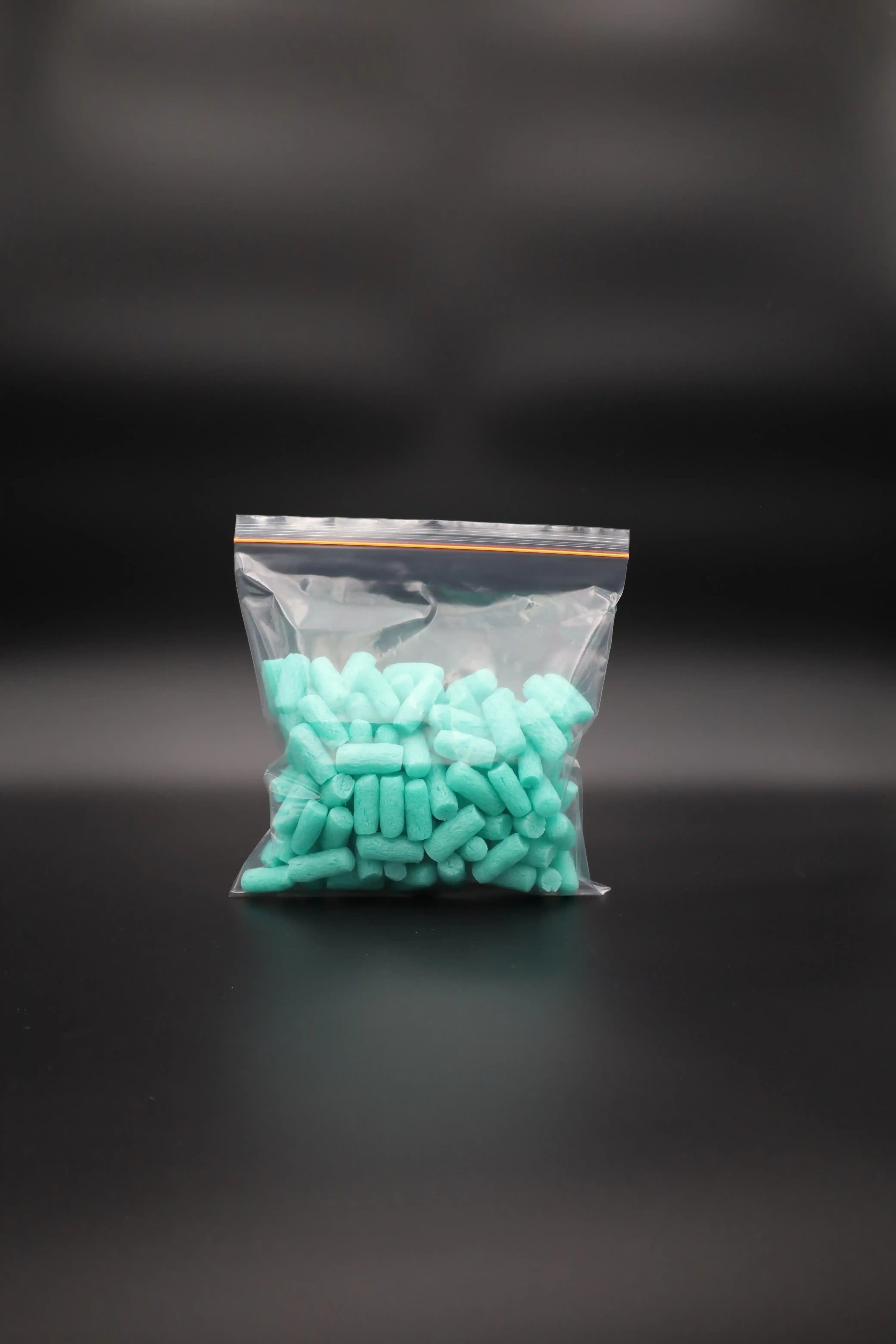 Transparenter Druckverschlussbeutel mit orangem Zipp und türkisfarbenem Füllmaterial – wiederverschließbare Verpackung für Lebensmittel, Kleinteile, Kosmetik oder Versand.