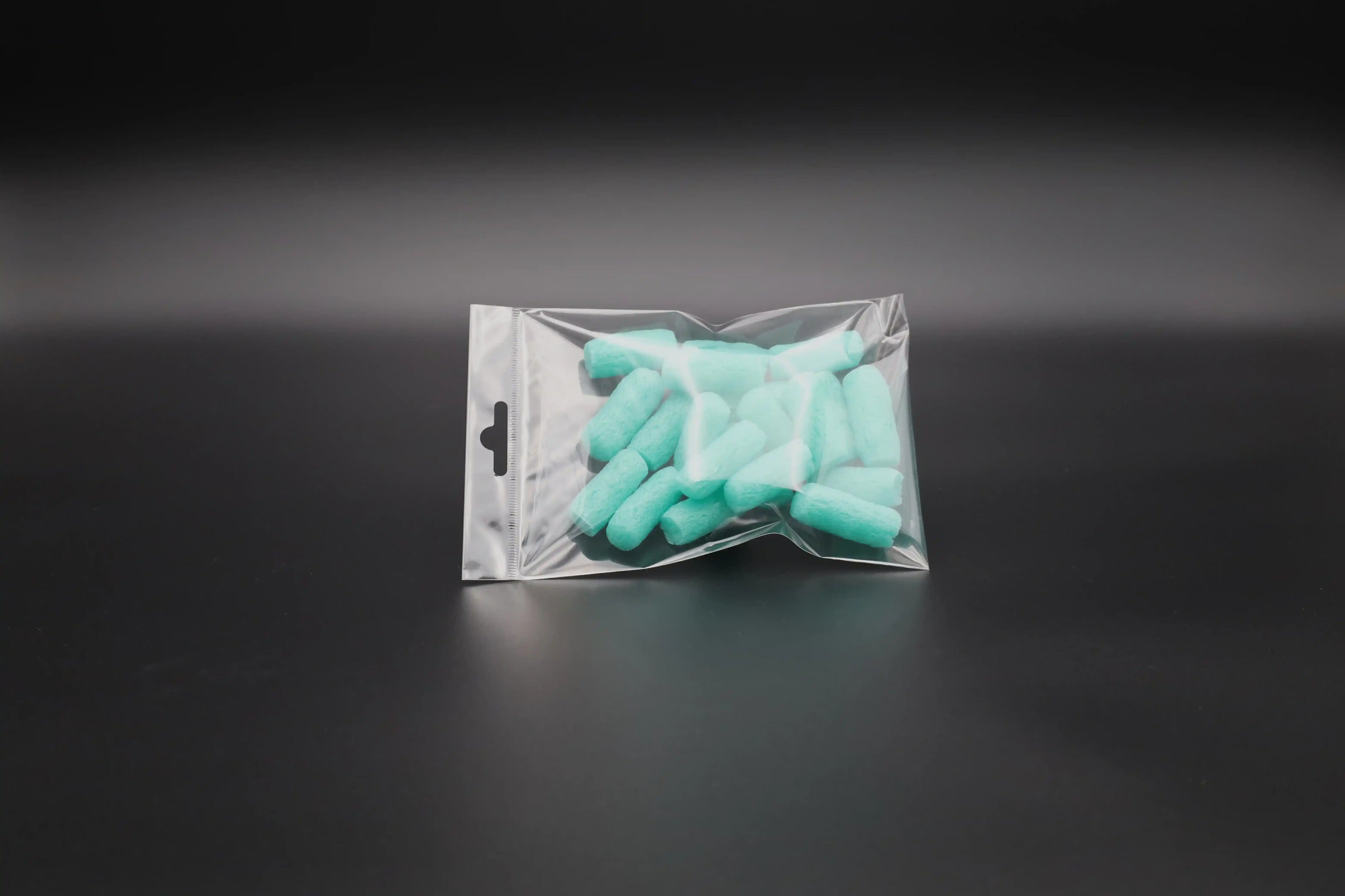 Transparenter Eurolochbeutel mit türkisfarbenem Füllmaterial – liegend präsentiert, ideal für Verkaufsdisplays im Einzelhandel oder zur hängenden Präsentation kleiner Produkte.