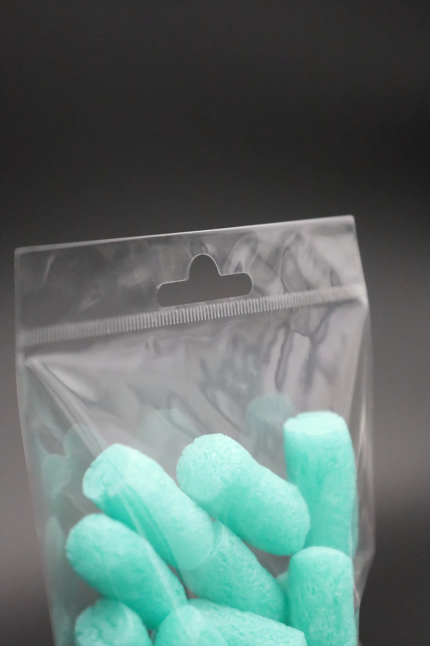 Transparenter Eurolochbeutel mit ausgestanzter Aufhängung – ideal zur platzsparenden Präsentation im Einzelhandel, z. B. für Snacks, Kleinteile oder Zubehör.