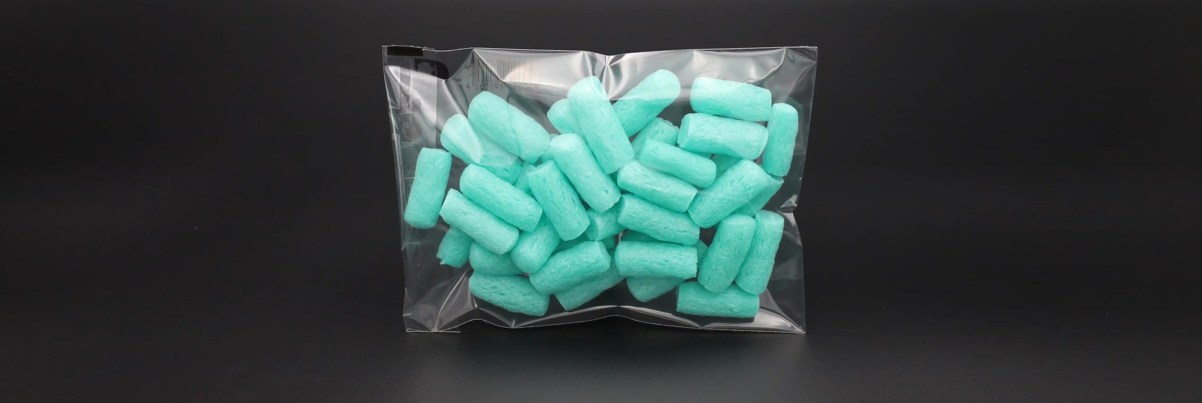 Transparenter Klappenbeutel mit türkisfarbenem Füllmaterial – flexible PE-Verpackungslösung mit umklappbarer Verschlusskante, ideal für Versand, Lagerung oder Produktpräsentation.