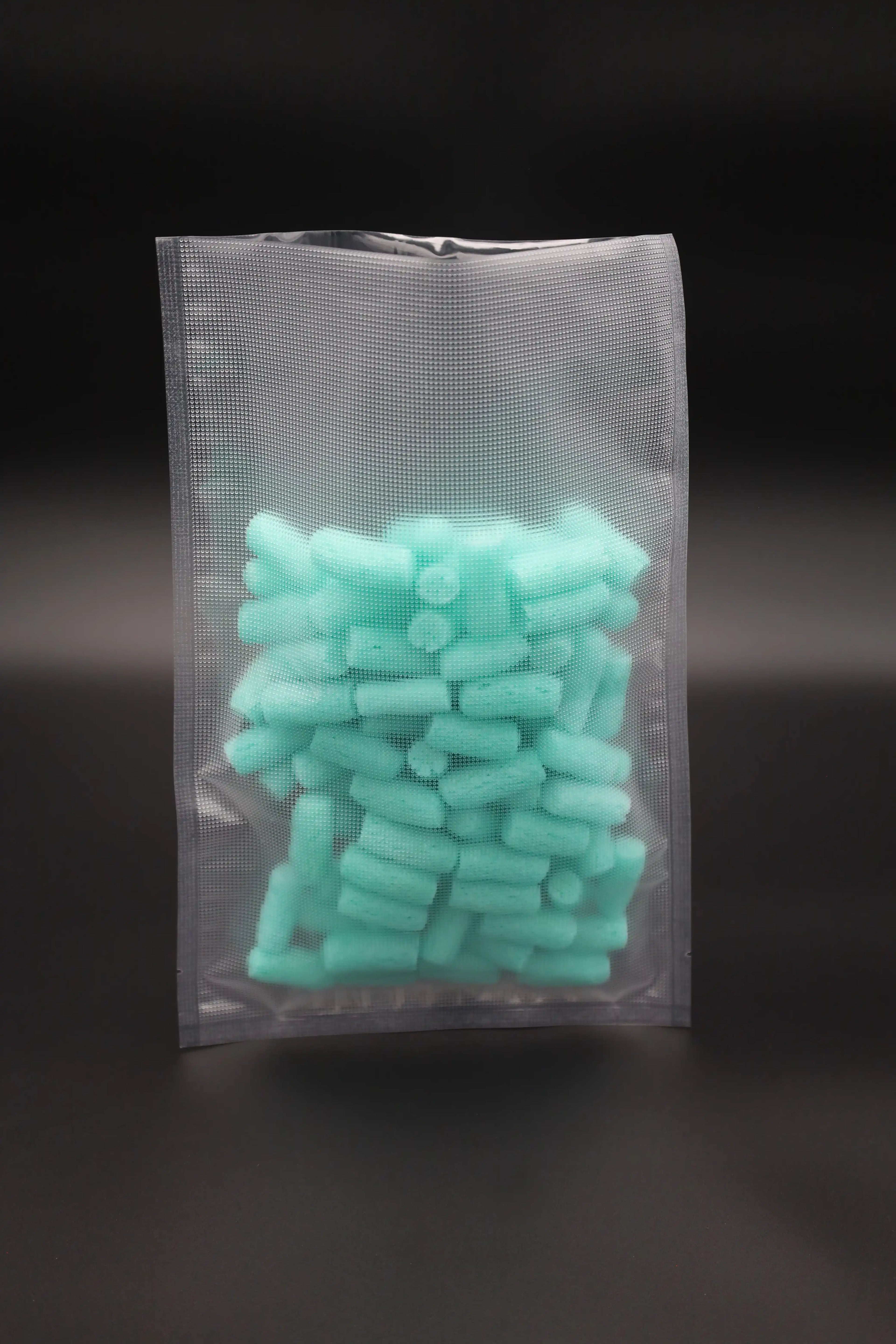 Vakuumbeutel mit Mikrostruktur, befüllt mit türkisfarbenem Verpackungsmaterial – ideal für luftdichte Verpackung von Lebensmitteln, Industrieprodukten oder medizinischen Anwendungen.