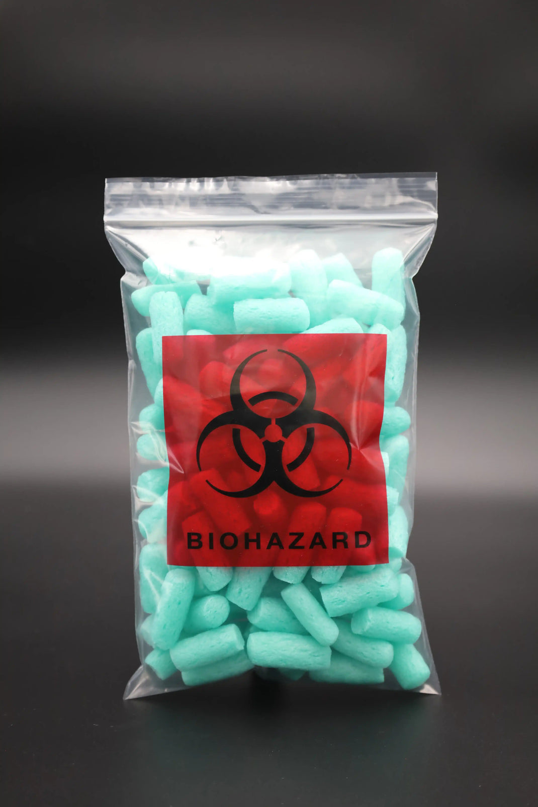 Biohazard Druckverschlussbeutel transparent mit rotem Warnsymbol – wieder verschließbarer Beutel gefüllt mit türkisfarbenem Füllmaterial, ideal für medizinische Proben, Laborbedarf oder sichere Entsorgung.