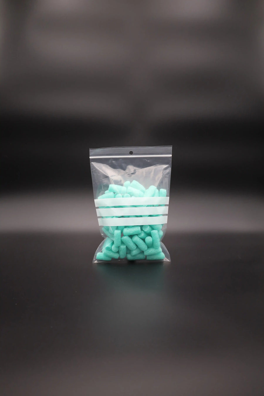 Transparenter Druckverschlussbeutel mit türkisfarbenem Füllmaterial – wiederverschließbare Verpackungslösung für Lebensmittel, Kosmetik, Kleinteile oder Versandbedarf
