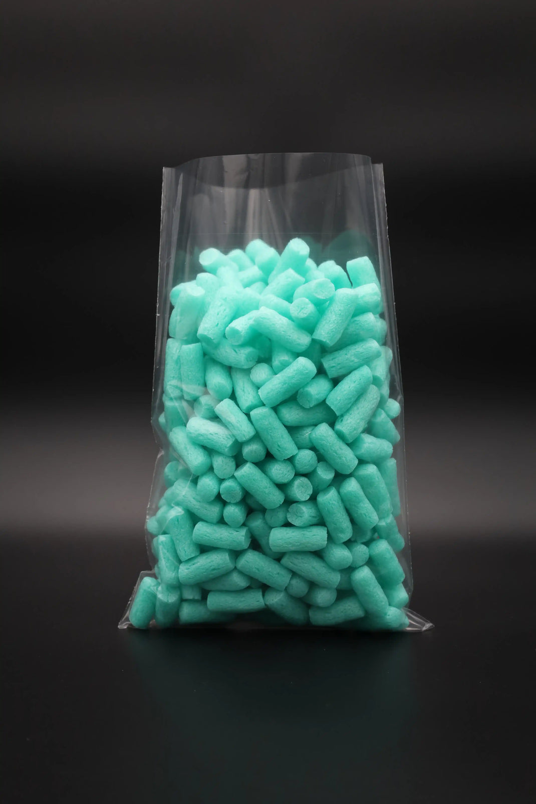 Transparenter Flachbeutel mit türkisfarbenem Verpackungschips – platzsparende, flexible Verpackungslösung für leichte Füllmaterialien, ideal für Versand, Lagerung oder Präsentation.