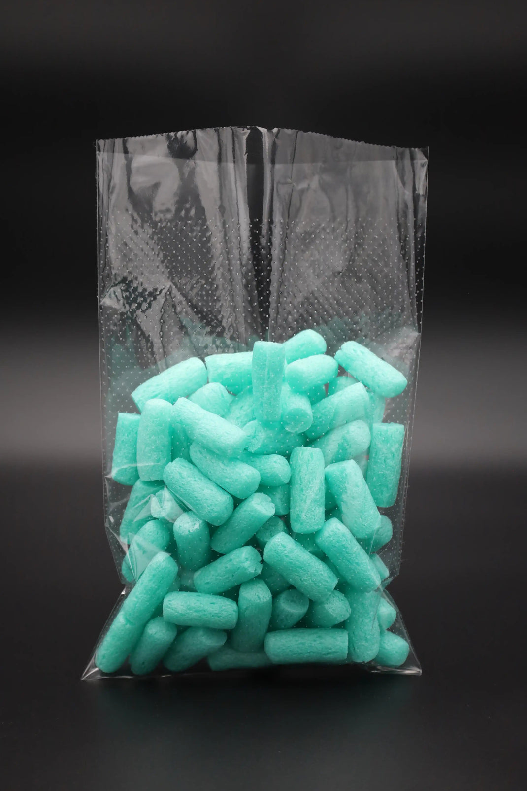 Transparenter mikroperforierter Beutel mit türkisfarbenem Füllmaterial – luftdurchlässige Verpackungslösung für frische- und feuchtigkeitsempfindliche Produkte.