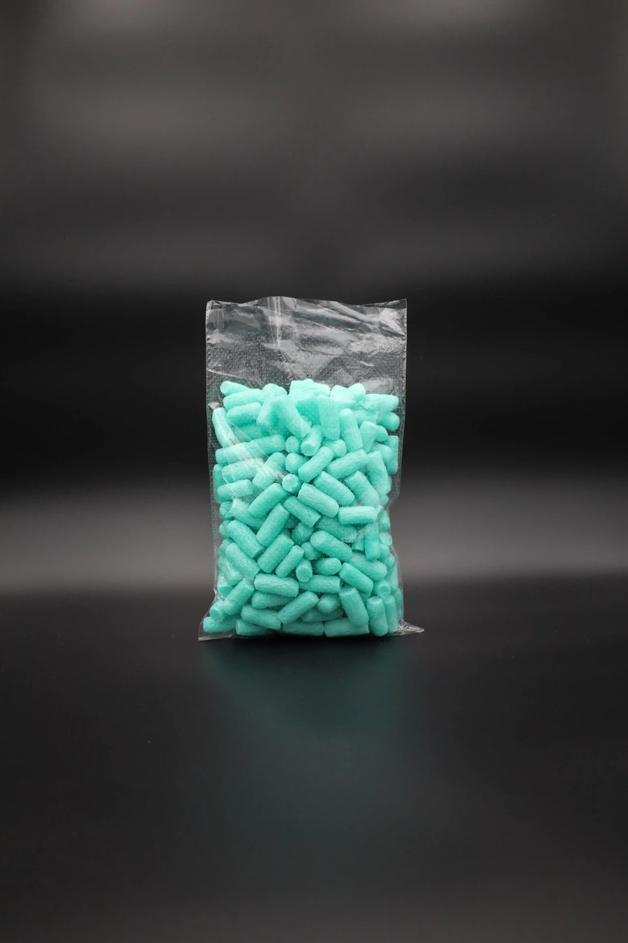 Perforierter Kunststoffbeutel mit türkisfarbenem Füllmaterial – atmungsaktive Verpackungslösung für Lebensmittel, Hygieneartikel oder technische Produkte